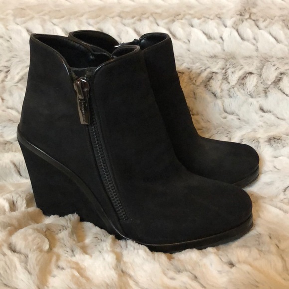 Vince Camuto Shoes - Vince Camuto Black 🖤 Suede Booties!